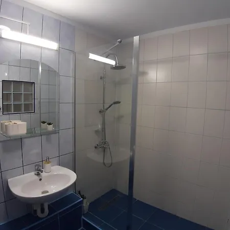 Victor 38 * Bucureşti